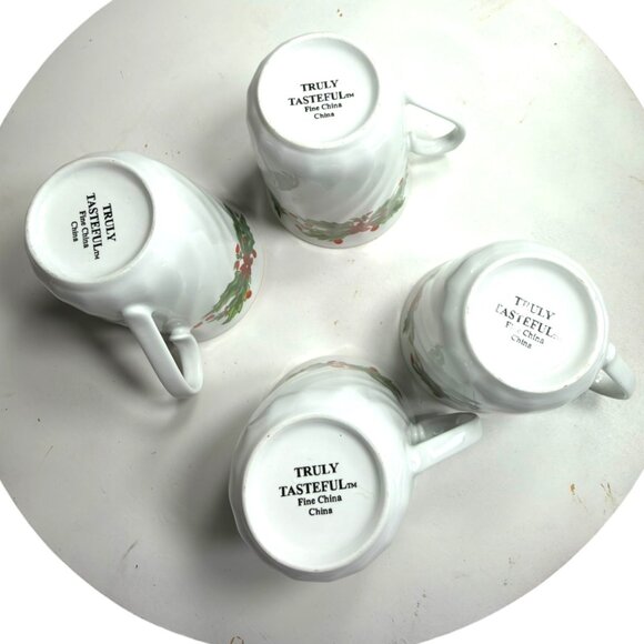 Set Of 4 Truly Tasteful Fine China Christmas Holly Berry Mugs 4.5" Tall Gold Rim - Picture 4 of 10